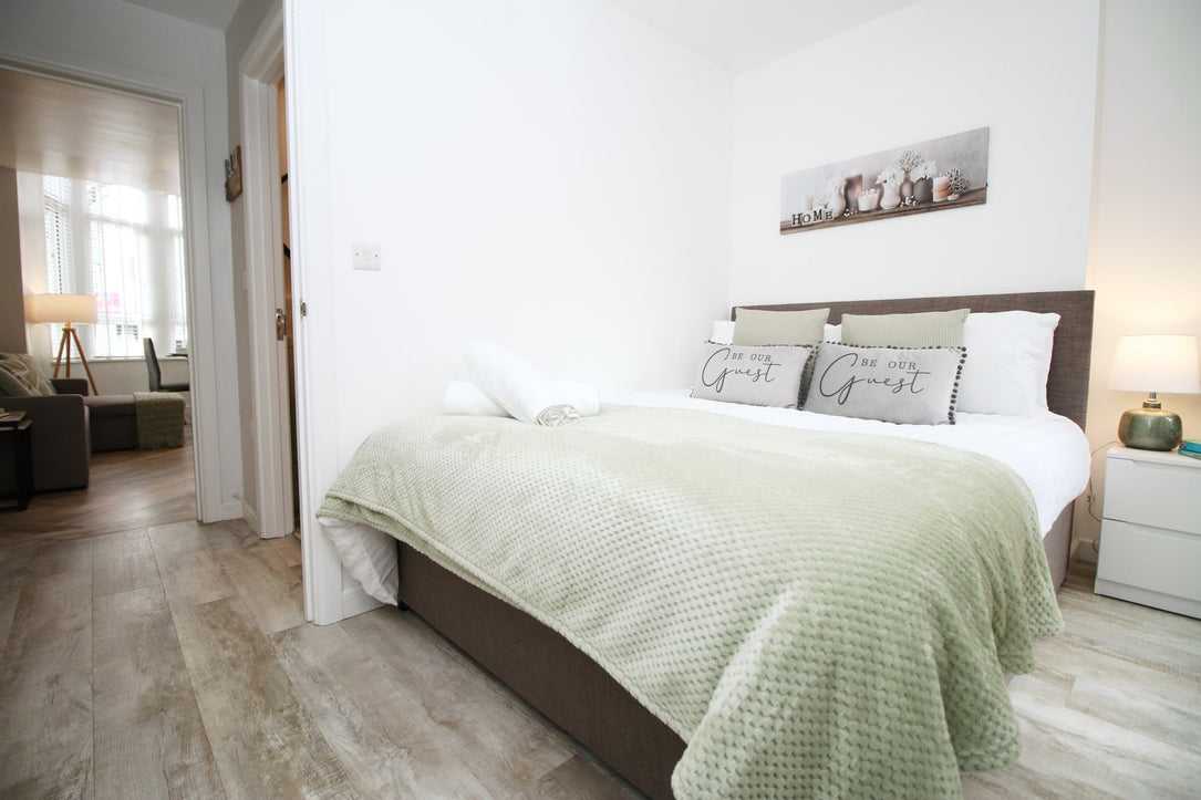 LET - Stylish city apartment. Cardiff, Cf24, UK